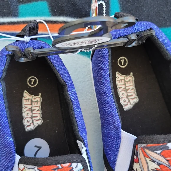 Looney Tunes Shoes Size 7 NWT - Picture 3 of 4